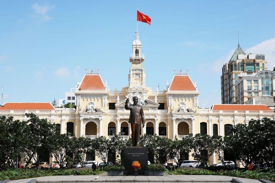 胡志明市人民委员会大楼是该市的标志性旅游景点之一。图自越通社