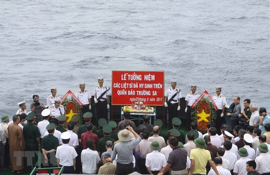 2011年6月25日在越南长沙群岛的带刀礁（Len Dao）和鬼鹿角礁（Gac Ma）海域，越南海军HQ957号军舰干部战士们为在1988年鬼鹿角礁海战中牺牲的烈士举行缅怀烈士仪式。 （越通社记者青武 摄）