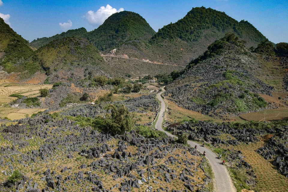 层层叠叠猫耳石山之间的蜿蜒道路。图自越通社