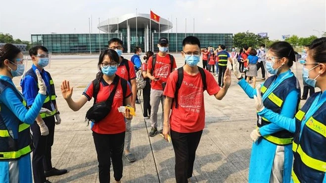 内排机场的工作人员鼓励即将赴平阳抗疫的河内医科大学大学生。越通社记者 成达 摄