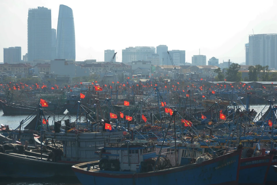 渔船都换上了新国旗，准备在新的一年启航。 图自越通社