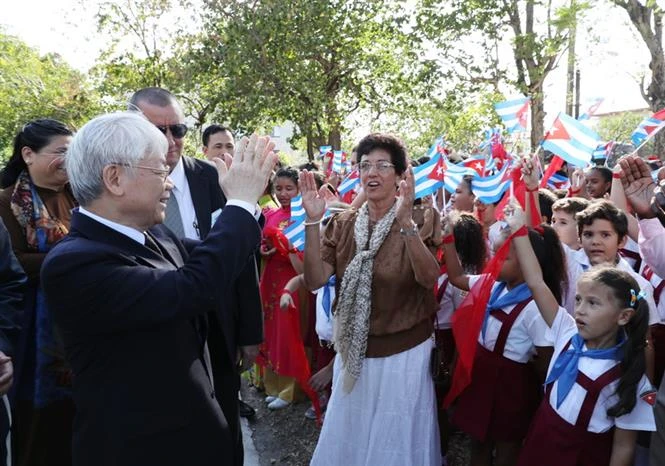 2018年3月28日，对古巴进行正式访问期间，越共中央总书记阮富仲与哈瓦那学生与人民会面交流。图自越通社