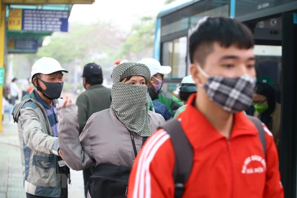 从3月16日起，在越南的外国公民以及越南公民认真执行在多人拥挤的公共场所必须戴口罩的新规定。（越通社记者明决 摄）