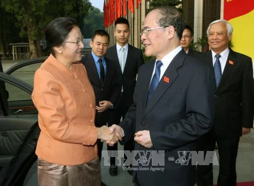 越南国会主席阮生雄会见老挝国会主席巴妮•雅陶都。（图片来源：越通社）