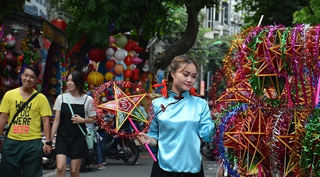 马街的五颜六色吸引众多人前来参观和购物。（图片来源：越南《人民报网》）