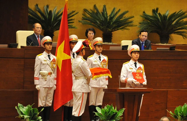 越南首位女国会主席的宣誓就职仪式已隆重举行。（图片来源：民智报网）