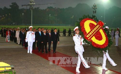  越南党、国家、政府、国会、祖国阵线领导和出席越共十二大的各位代表拜谒胡志明主席陵墓。（图片来源：越通社）