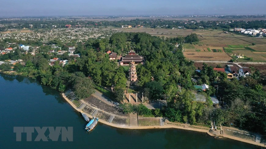 寺天姥寺又称灵姥寺，位于承天顺化省顺化市金龙坊浪漫、抒情的香江岸边的河溪山丘上，距离顺化京城以西5公里处。图片来源：越通社