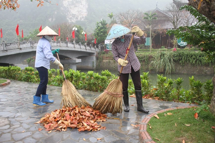 宁平省长安生态旅游区暂停开门迎客之后，清洁员工对该地区进行打扫消毒。越通社记者垂容 摄