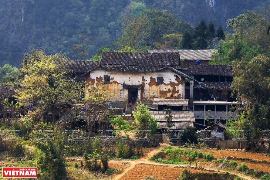 何枪村古老房屋前面。这家古老房屋在一块龟形的土地上建设。图片来源：越通社