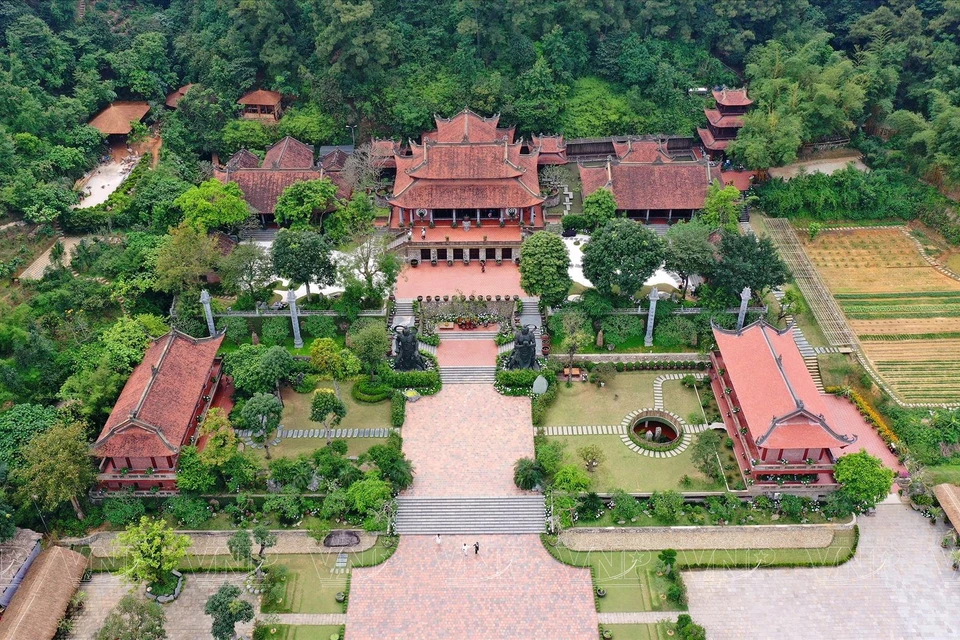 隐藏在山脚下松林中的地藏飞莱寺给游客带来宁静无比的感觉。图自越南画报/越通社