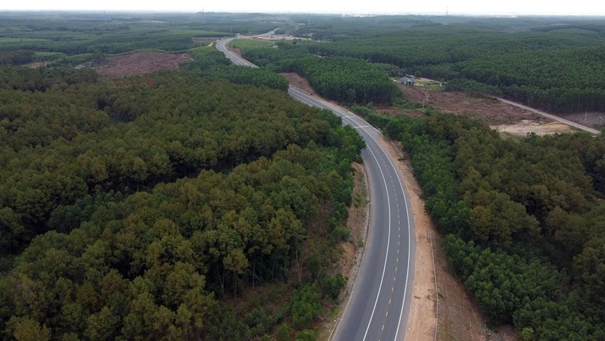 以绿色森林为主要路边风景的罗山-粹栾高速公路。图自越通社