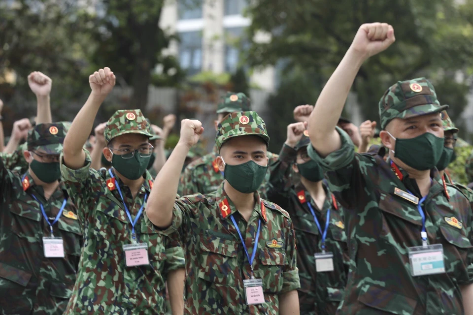 在赴南方驰援之前，军医学院的学员一起加油鼓劲。图自越通社