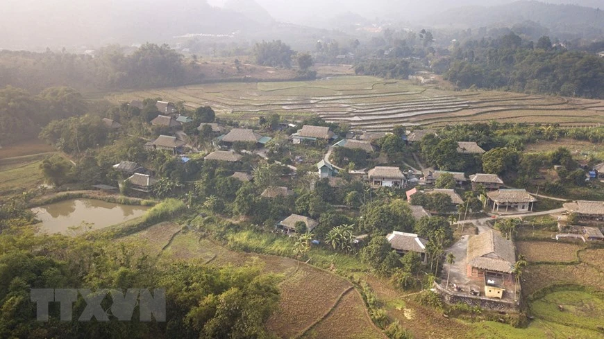 江慕村位于慕山脚下，四周是绿油油的稻田，远处是青山环绕。图自越通社