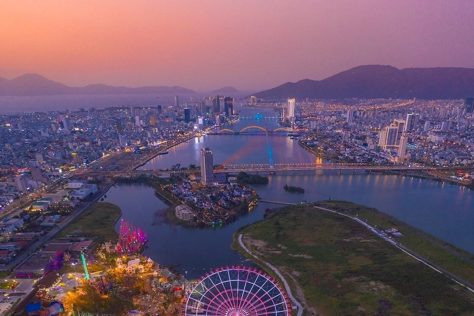 黄昏把山茶半岛上的天空染上橙色。图中是距岘港市中心10公里的灵应寺的观世音雕像。