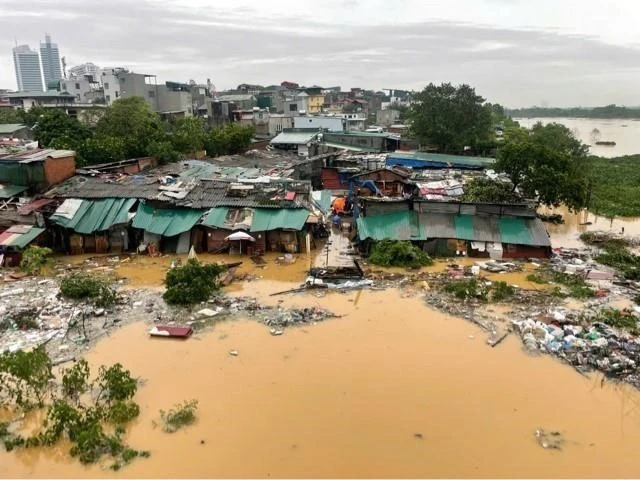 河内还剑郡福舍地区开始被洪水淹没，影响到当地居民的生活（9月10日上午6点45分拍摄）。图自越通社