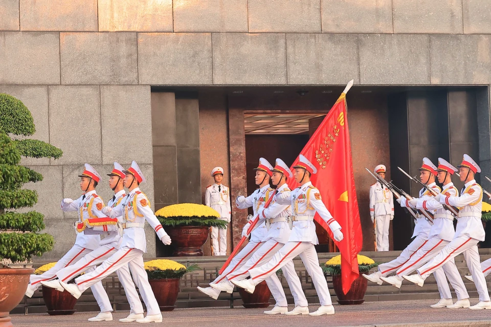 “仪仗队在胡志明主席陵前接受检阅。图自 越通社