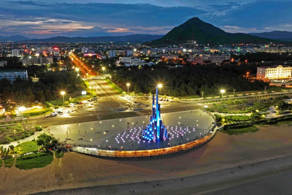 夜幕降临的绥和市迎风塔绚丽多彩。图自 越通社