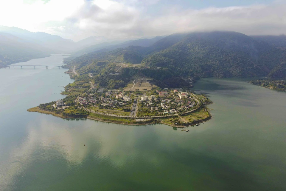 沱江沿着芒莱市民居流淌而过。图自 越通社