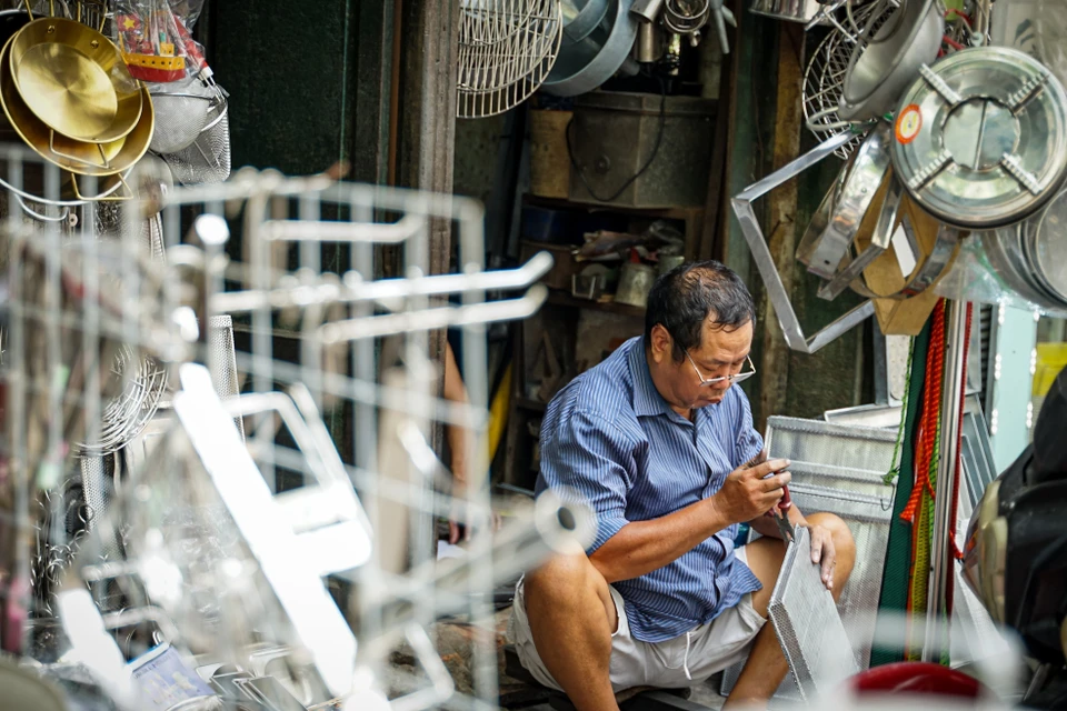 位于行锡街35号的德河店铺的这名工匠与锡器铸造业结下了近40年的不解之缘。图自 越通社