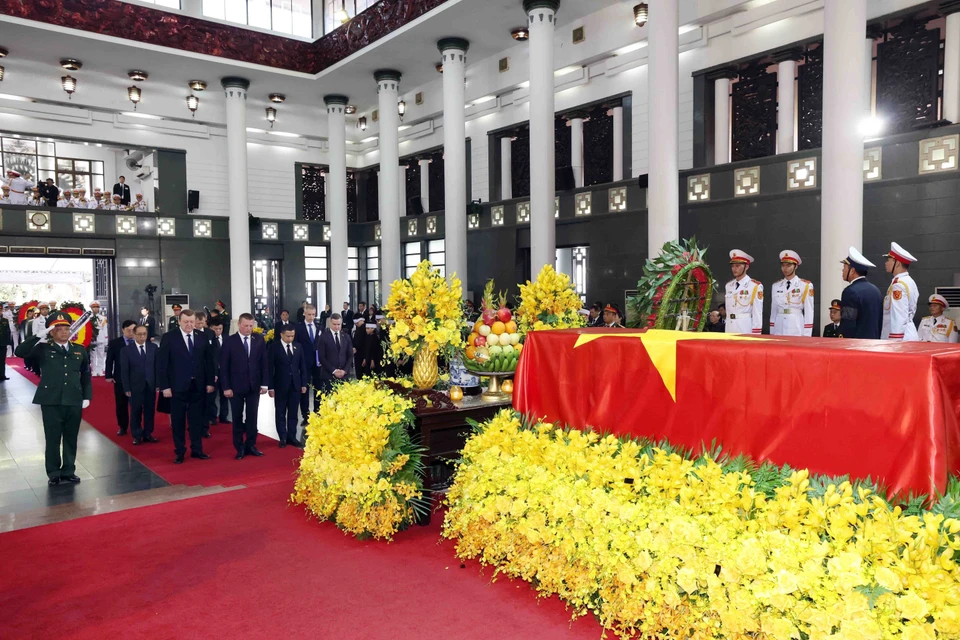 由白俄罗斯国民会议共和国院（上院）副主席Siarhei Khamenka率领的白俄罗斯代表团吊唁阮富仲总书记逝世。图自 越通社