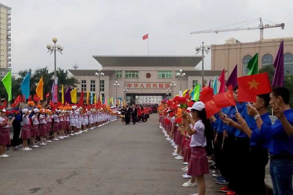 越南青年代表热烈欢迎中国青年代表（图片来源：越通社）