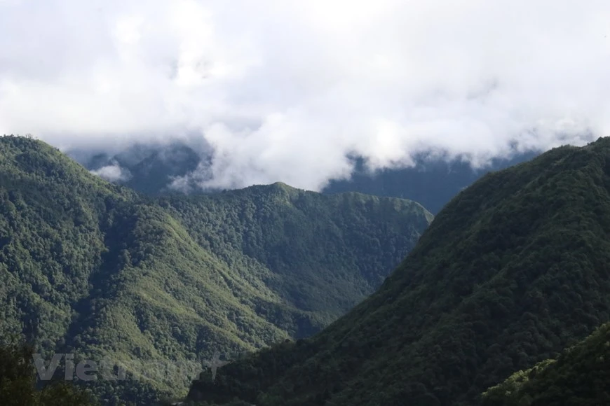 龙云玻璃桥旅游区位于莱州省三堂县山平乡乌龟湖山口。这是一个颇具特色的旅游娱乐综合体，以优美的风景和有趣的体验吸引游客。来到龙云玻璃桥旅游区，游客会体验惊险刺激的游戏，在玻璃桥上观赏雄伟壮观的高山景区，也可以感受到半空中的那一丝宁静，让你有片刻的休息。图自Vietnam+