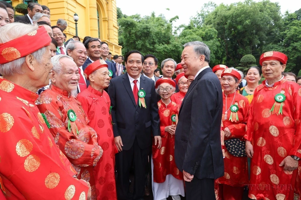 越南国家主席苏林值此越南老年人传统日83周年（1941/6/6-2024/6/6）之际亲切会见全国老年人模范代表。图自越通社