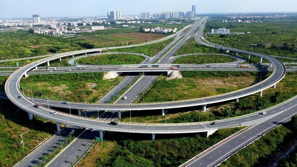 多年来，首都交通基础设施建设发生积极变化，许多现代且多功能的道路、交通枢纽陆续问世。配套且现代的交通工程为促进首都经济社会发展做出了巨大贡献。图自越通社