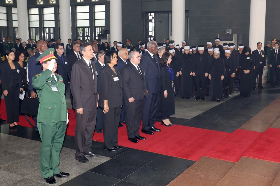 由古巴全国人民政权代表大会（全国人大）主席埃斯特万·拉索·埃尔南德斯（Esteban Lazo Hernandez）率领的古巴党、国家高级代表团赴越南出席阮富仲总书记国葬。图自越通社