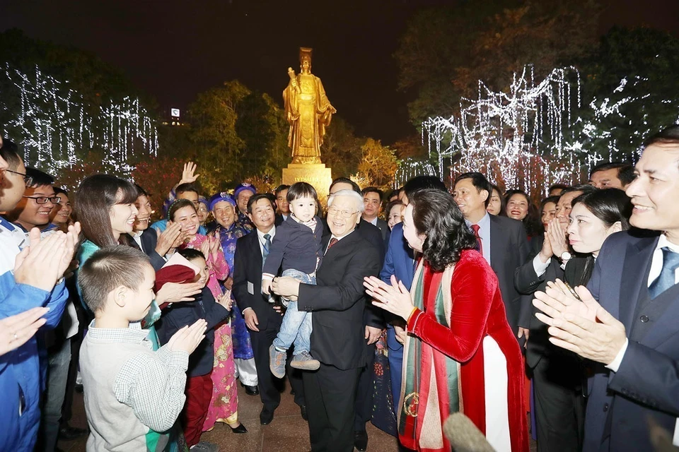 阮富仲总书记2018年2月15日晚（戊戌春节除夕之夜）在李太祖塑像区域同河内市民会面。图自越通社