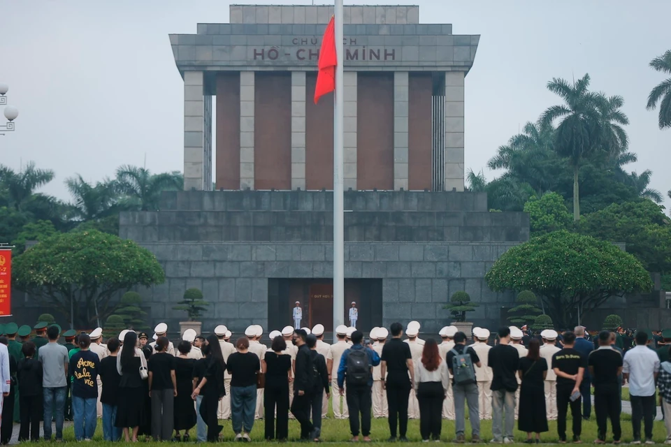 向国旗敬礼和升国旗降半旗仪式7月25日上午在巴亭广场隆重举行。图自越通社