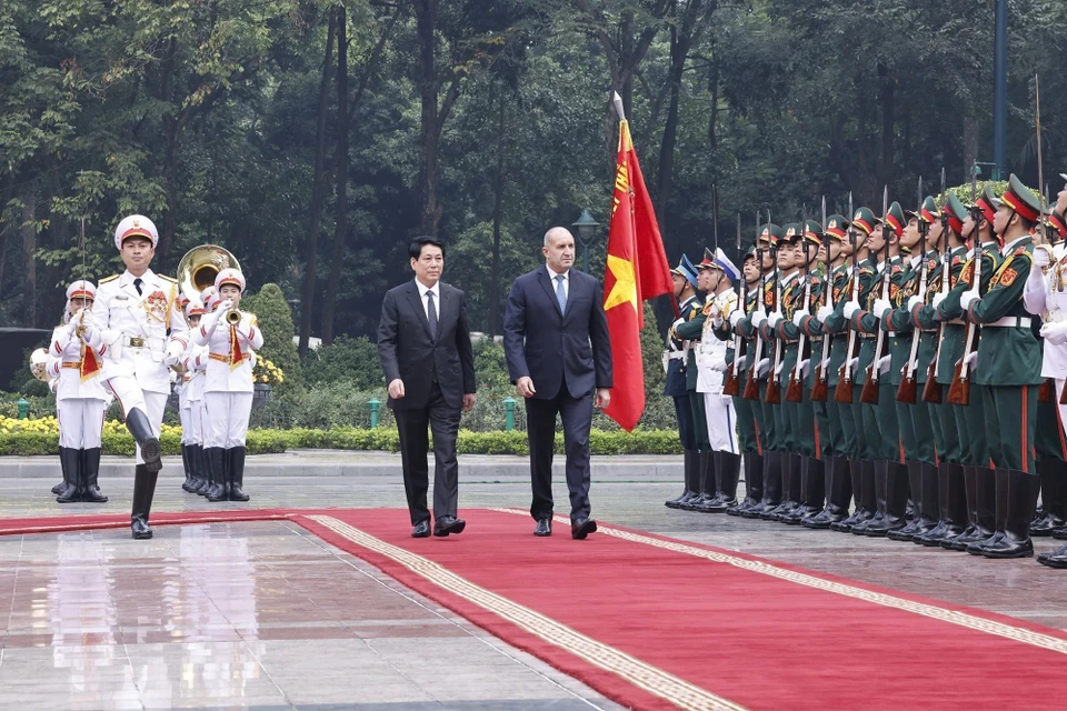 越南国家主席梁强和保加利亚总统鲁门·拉德夫检阅越南人民军仪仗队。图自越通社