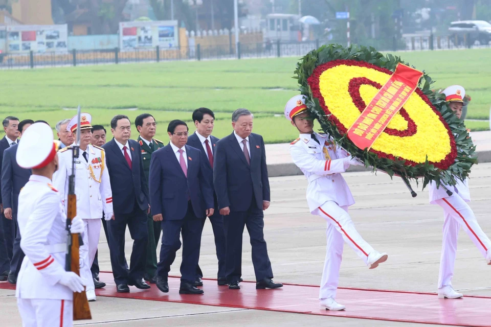 越南党、国家领导同国会代表入陵瞻仰胡志明主席遗容。图自越通社