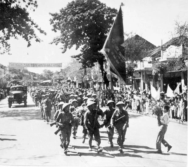 1954年10月10日，首都人民热情欢迎并向进驻首都的战士们献花。图自越通社