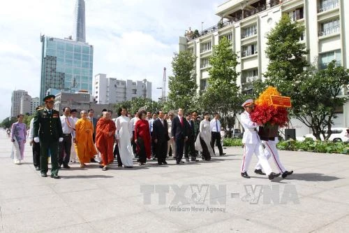 胡志明市市委书记阮善仁率领胡志明市代表团前往胡志明市英雄烈士纪念碑向英烈们敬献花圈。（图片来源：越通社）