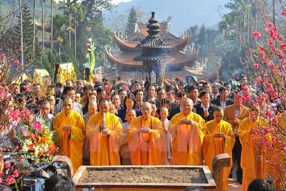  香山寺住持释明贤上座同曾妮、佛子及代表们上香（图片来源：越通社）