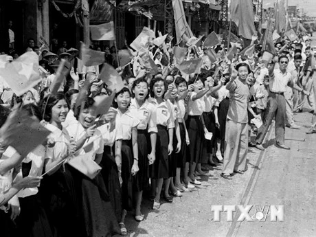  1954年10月10日，河内市人民兴高采烈欢迎解放军（图片来源：越通社）