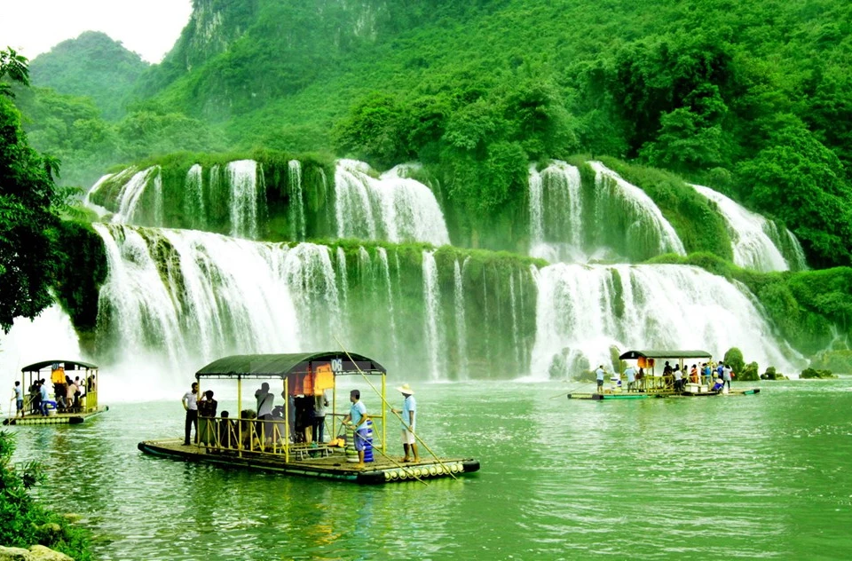 游客乘游船游览板约瀑布风景（图片来源：越通社）