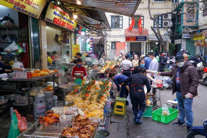 一直以来，河内市还剑郡的筏行市场、嘉鱼街市被称为“富人市场”， 因为这里汇集了许多鲜美菜肴、现成祭品和新鲜的食物，但价格也不凡，甚至可以说是天价。不过天价也没关系，更不碍有钱人购买，对他们来说，能够买到满意的元宵节祭品才是最关键的。（图自Vietnam+）