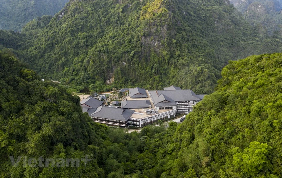 由太阳集团按日本风格投资兴建的光亨Yoko 温泉是一个综合度假区，地处广宁省锦普市光亨坊，设有温泉区、高级治疗区、古典日式别墅、日式餐馆等等。这里给人远离城市喧哗的感觉，是乐享清闲的世外桃源。来到这里，游客可享受多种颇具吸引力的服务，如：日式桑拿房、喜马拉雅山盐岩汗蒸房等。图自 Vietnam+