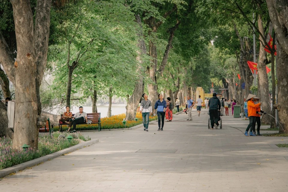 首都河内还剑郡还剑湖周围道路修建项目占来2个月后， 现在 还剑湖面貌已真正换了新颜，为首都居民赞叹不已。该修建项目主要是为还剑湖周围道路铺路石和种植新鲜的花卉盆景和树木。用来铺路石的材料是平定省花岗岩，不是在其他人行道所使用的一般路石。图自Vietnam+