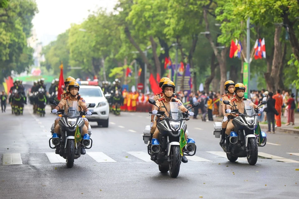 7月9日上午，在纪念人民警察力量传统日60周年之际，越南公安部在河内还剑湖地区举行了2022年东盟+警察音乐节。越共中央政治局委员、公安部长苏林大将出席活动。文莱、柬埔寨、印度尼西亚、老挝、马来西亚、缅甸、菲律宾、新加坡、泰国、中国、日本等各国驻越大使馆代表以及公安部各直属单位将领、军官和领导代表一同出席活动。图自 VIETNAM+