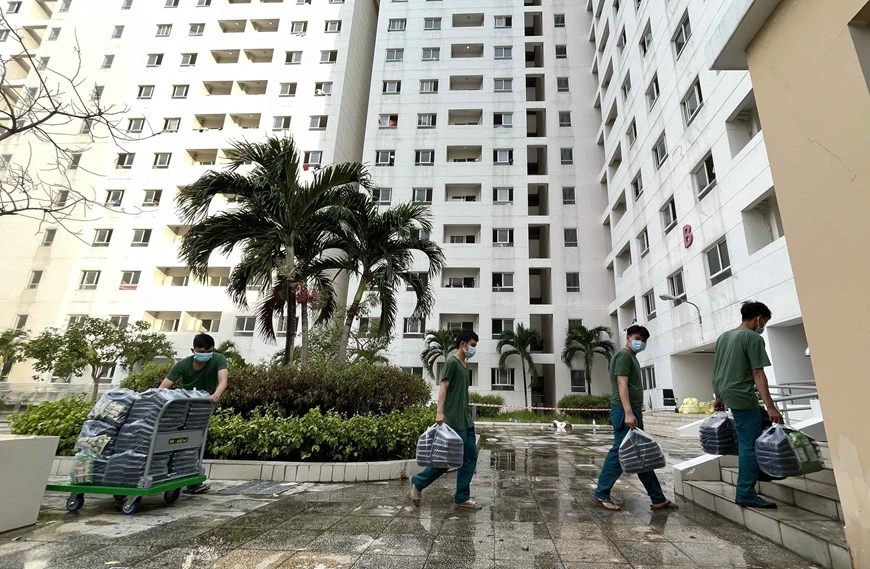 胡志明市已派遣60名武装力量干部为三号野战医院提供后勤服务。图自越通社