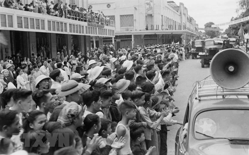  1954年10月10日上午，数十万河内人涌上街头迎接凯旋归来的战士们。图自 越通社