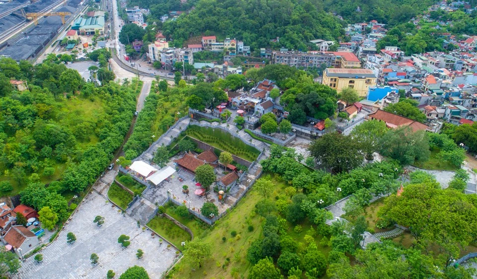 翁门祠位于广宁省锦普市翁门坊9A 区的一座山丘上。其距离下龙市东北部40公里。翁门祠山清水秀，地势背山面海，拥有美丽壮观的自然风光。这是来到广宁省锦普市时四面八方游客不可错过的一个著名信仰旅游景点，同时也是越南最美的寺庙之一。图自VIETNAM+