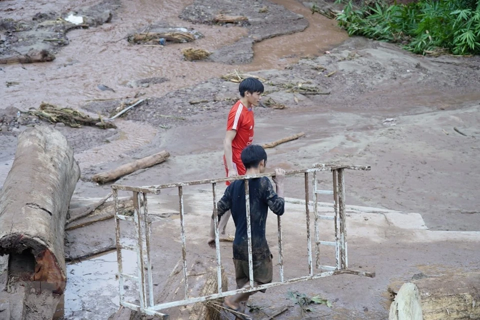 洪水灾害过后，南坡县居民开始收拾东西。越通社记者 春思 摄