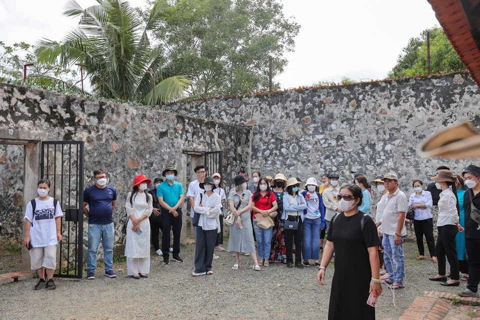 与越南历史同行113年的昆岛监狱曾见证了越南抗法抗美战争时期数万名越南共产党的英勇战斗、顽强意志、坚强不屈的精神。在帝国主义者的残暴监狱制度之下，越南两万名爱国人在昆岛监狱英勇牺牲。在法属时期和越南共和政权时期昆岛曾被称为“人间地狱”。图自Vietnam+