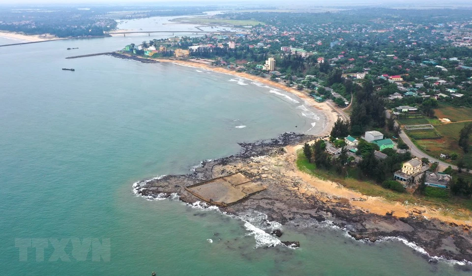 松门海滩全景。从高俯瞰可见到横跨贤良江的松门桥，其连接由玲和永玲两个县份。越通社记者湖桥 摄