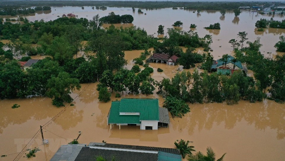 广治省孝江所发生的强降雨导致该省东河市甘露县清安乡和东江坊遭受特大洪水来袭。越通社记者 湖桥 摄